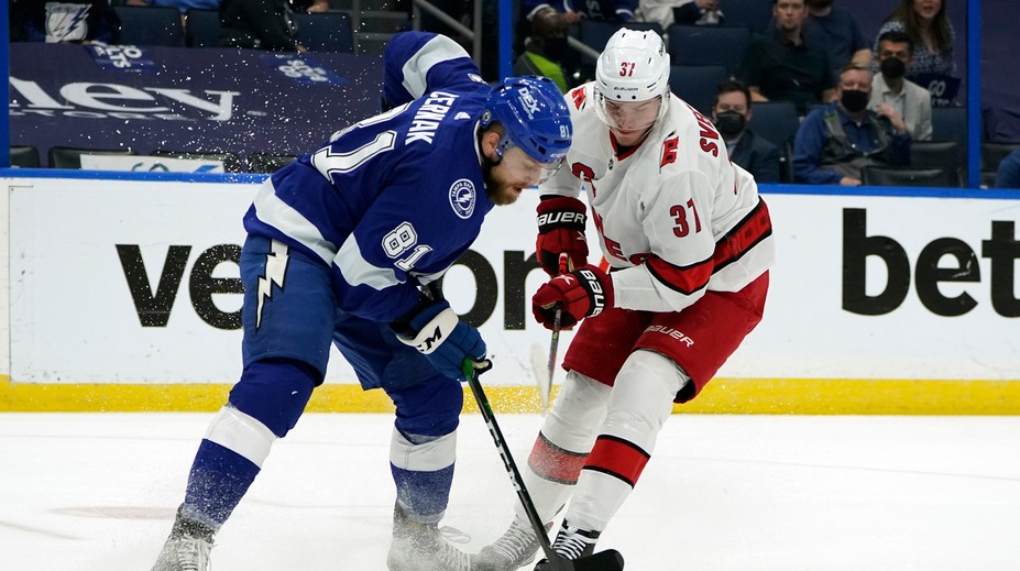 Tampa sa priblízila postupu, Boston sa dotiahol na Islanders