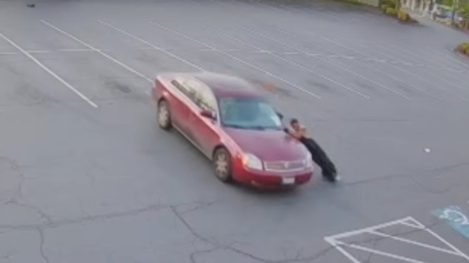 VIDEO: Odťah auta sa zvrtol na neuveriteľnú grotesku. Policajti po pozretí záznamu neveriacky krútili hlavami