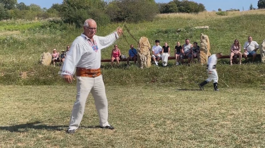 Kedysi sa ním pastieri dorozumievali aj odháňali choroby. Na Liptove sa ozývalo plieskanie bičom
