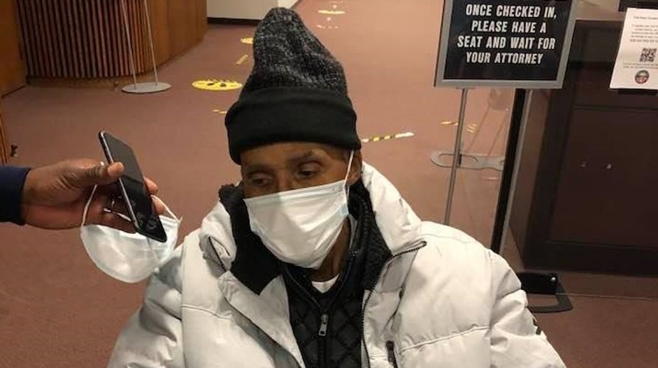 Muža (83) odsúdili za vraždu manželky. Teraz patrí medzi tých, ktorí boli neprávom najdlhšie vo väzení