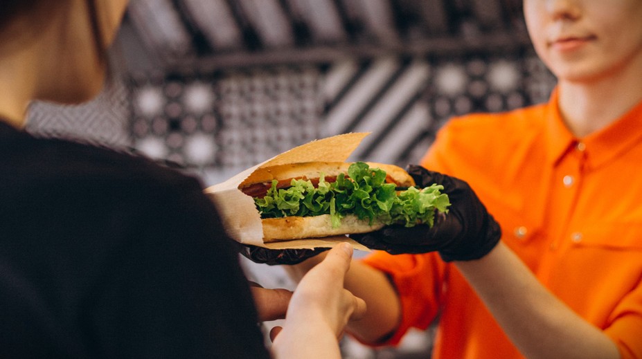 Neuveriteľné prepitné. Žena namiesto sumy omylom zadala svoje telefónne číslo, stálo ju to tisíce