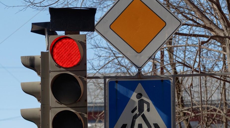 Preletel na červenú a vrazil do chodcov. Výsledkom je jeden mŕtvy a jeden ťažko zranený