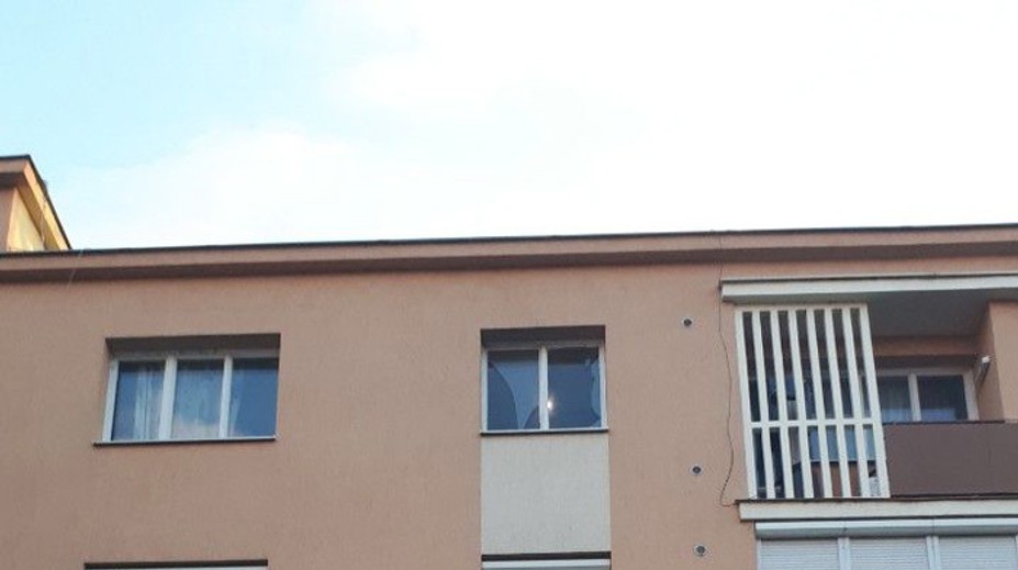 Chlapec chodil po parapete okna, kým jeho opitá matka spala. Paradoxne to nebolo prvýkrát