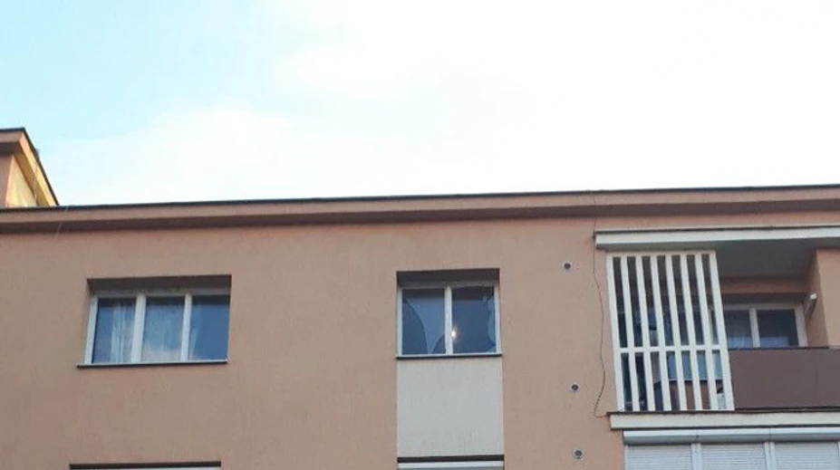 Chlapec chodil po parapete okna, kým jeho opitá matka spala. Paradoxne to nebolo prvýkrát