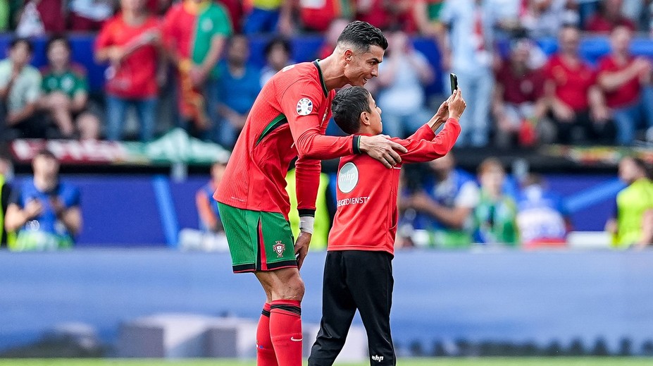 VIDEO: Selfie s Ronaldom skúšali na trávniku až piati. Usporiadateľ namiesto výtržníka „zostrelil“ Portugalčana
