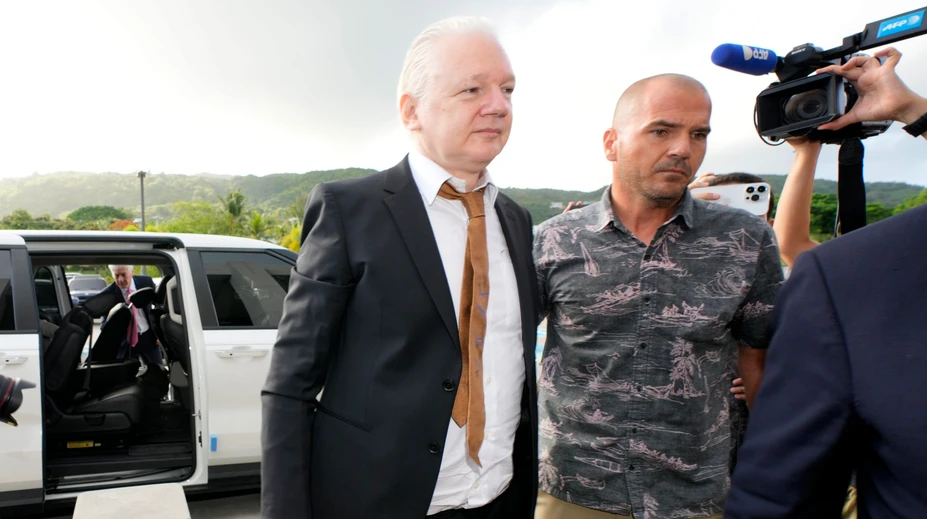 Julian Assange sa priznal k sprisahaniu. Namiesto väzenia však ide na slobodu