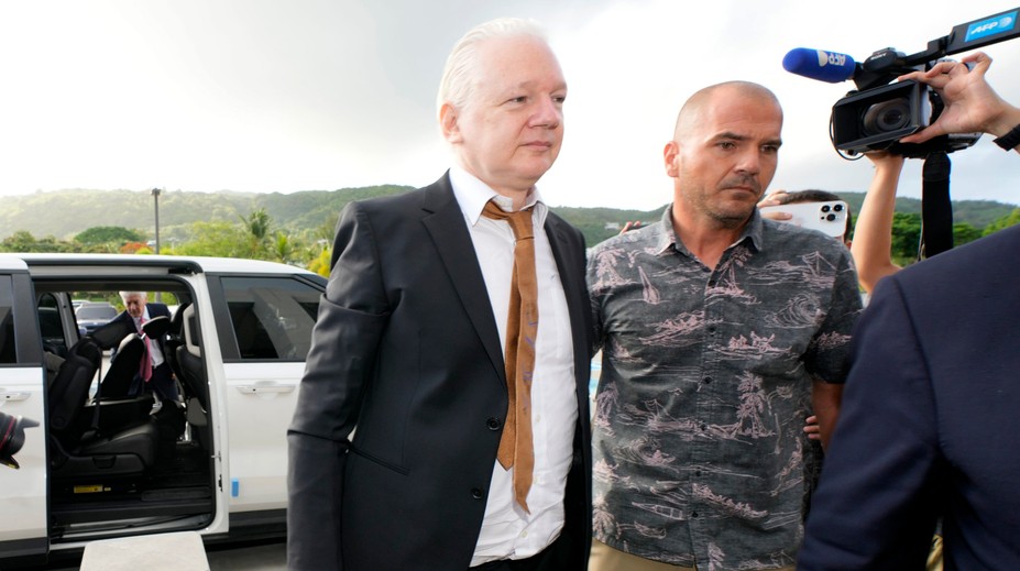 Julian Assange sa priznal k sprisahaniu. Namiesto väzenia však ide na slobodu