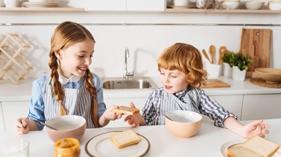 Keď starší súrodenec supluje rodiča: Kde je hranica a kedy už ide o problém