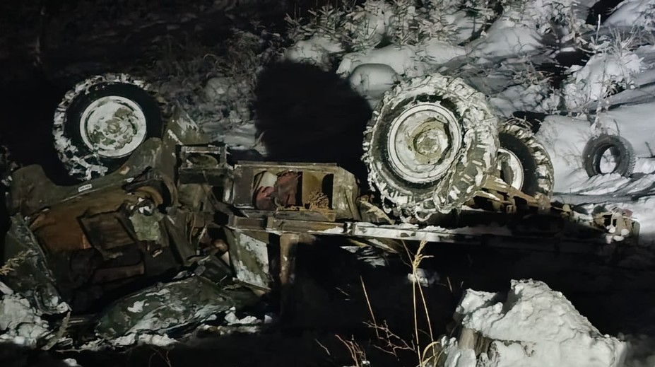 Tragické ráno na Orave. Nákladné auto sa v ťažkom teréne prevrátilo, o život prišli dvaja muži