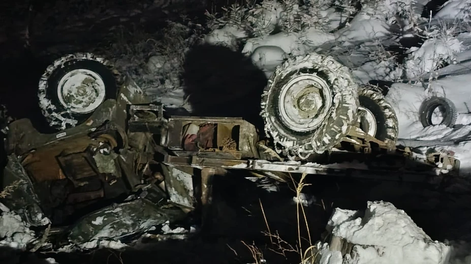 Tragické ráno na Orave. Nákladné auto sa v ťažkom teréne prevrátilo, o život prišli dvaja muži