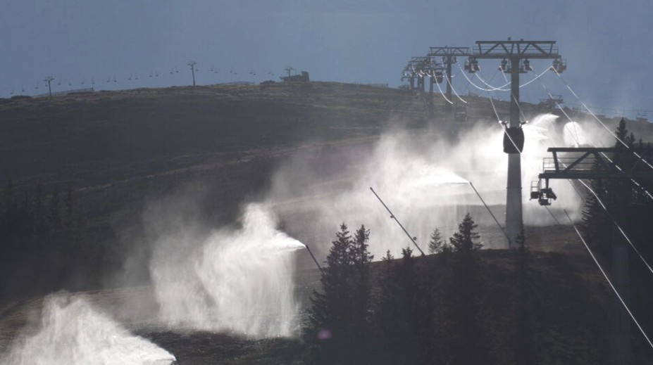 Lyžiarske strediská naplno rozbehli prípravu na sezónu. Viaceré chcú prilákať novinkami, ktoré zlepšia lyžovačku