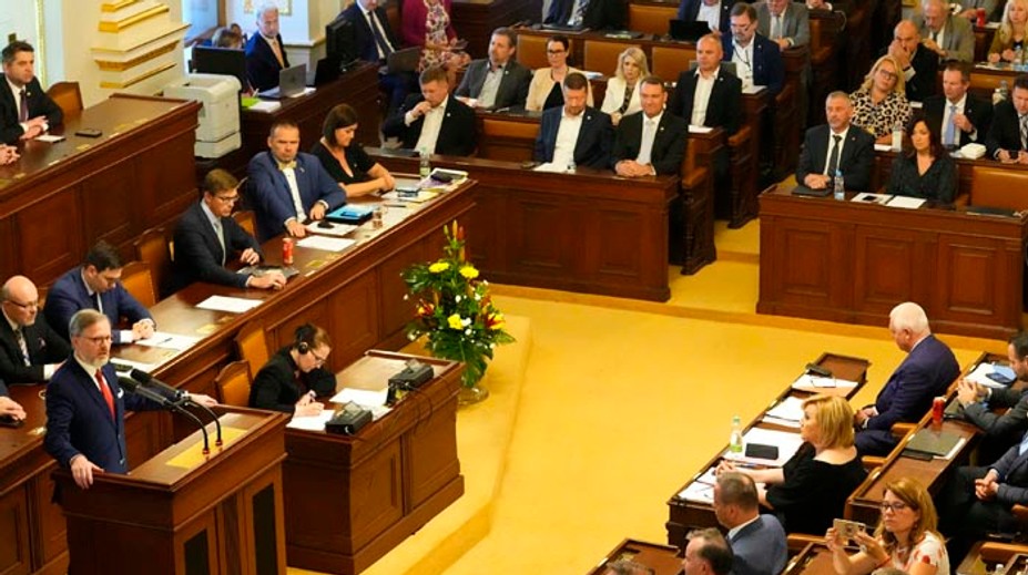 Vláda českého premiéra Fialu pokračuje, opozícii sa ju zvrhnúť nepodarilo