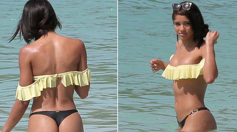 Bieberova ex na pláži. Na tango bikiny je jej zadok ako stvorený