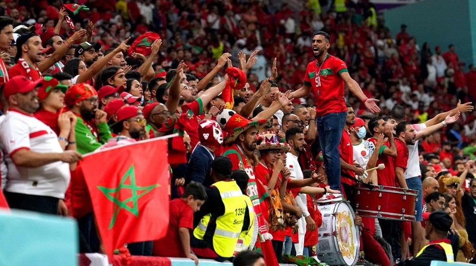 Jedna fľaša s vodou. FIFA po ráznej kritike na majstrovstvách sveta zjemňuje pravidlá pre fanúšikov