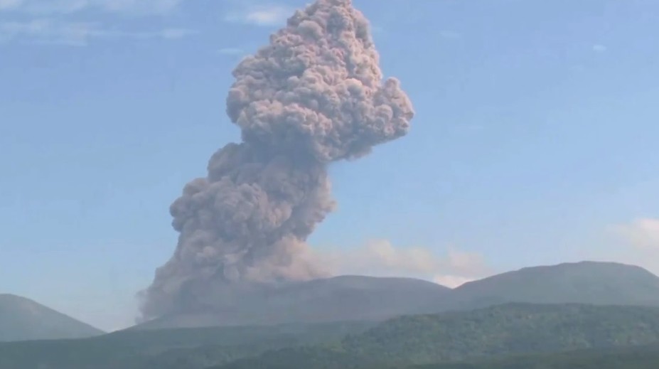 V Japonsku vybuchla sopka. Vychrlila obrovský mrak popola