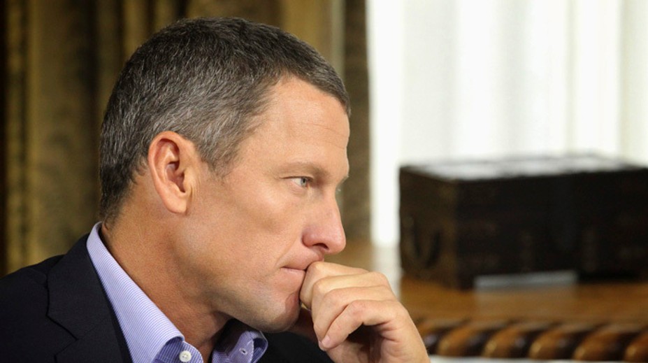 Lance Armstrong sa priznal, kedy prvýkrát užil doping. Zoberú mu ďalšie tituly?