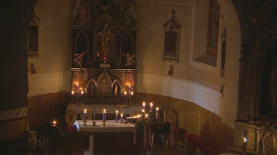 Kostol rozsvietili sviečky a lampáše. V Leviciach si pre adventnú rorátnu omšu pripravili zmenu