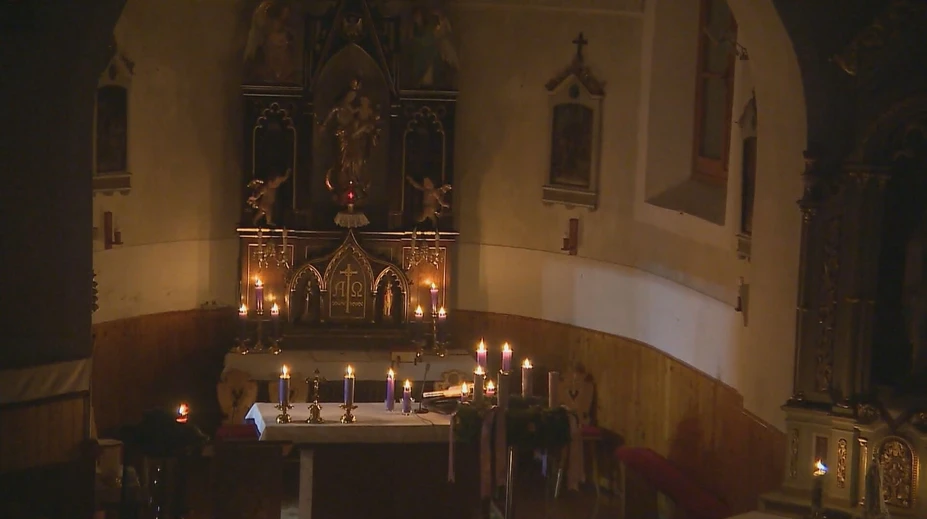 Kostol rozsvietili sviečky a lampáše. V Leviciach si pre adventnú rorátnu omšu pripravili zmenu
