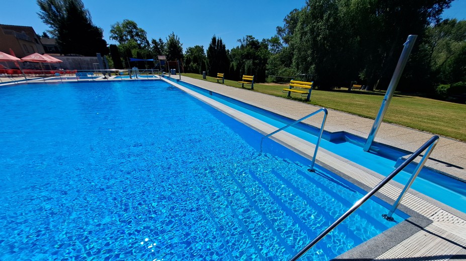 Veľký bazén na jednom z bratislavských kúpalísk odstavili. Voda nespĺňa hygienické limity