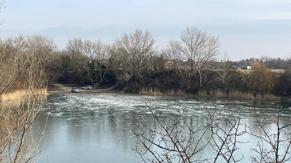 V jazere Rovinka objavili mŕtve telá dvoch korčuliarov. Z vody ich vytiahli s hokejkou a sánkami