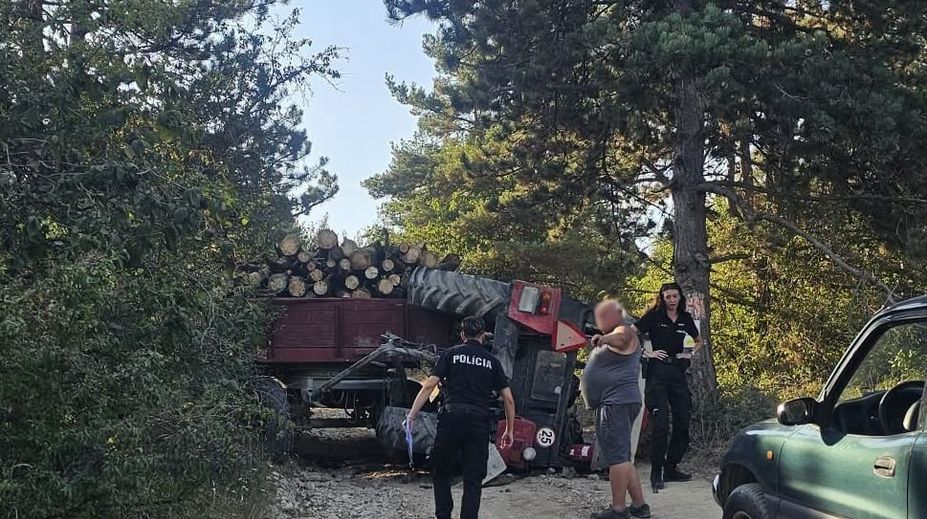 Tínedžer (18) v Čachticiach na traktore viezol drevo. Po prevrátení sa ho do nemocnice bral vrtuľník