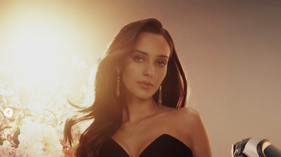 VIDEO: Dcéra Karla Gotta Charlotte Ella vydala prvú pesničku a je z toho hit. Prirovnávajú ju k hviezdnej speváčke