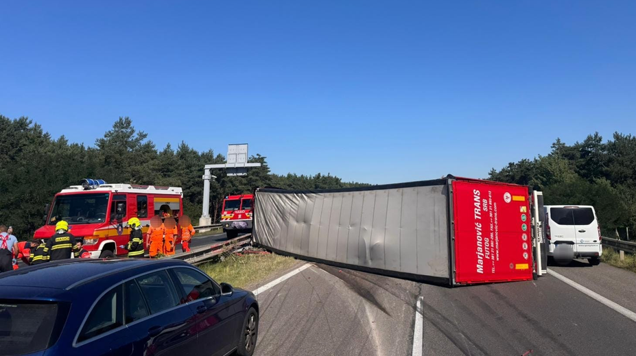 Paralyzovaná D2. Zrážka kamiónov pri Stupave spôsobila obrovské kolóny