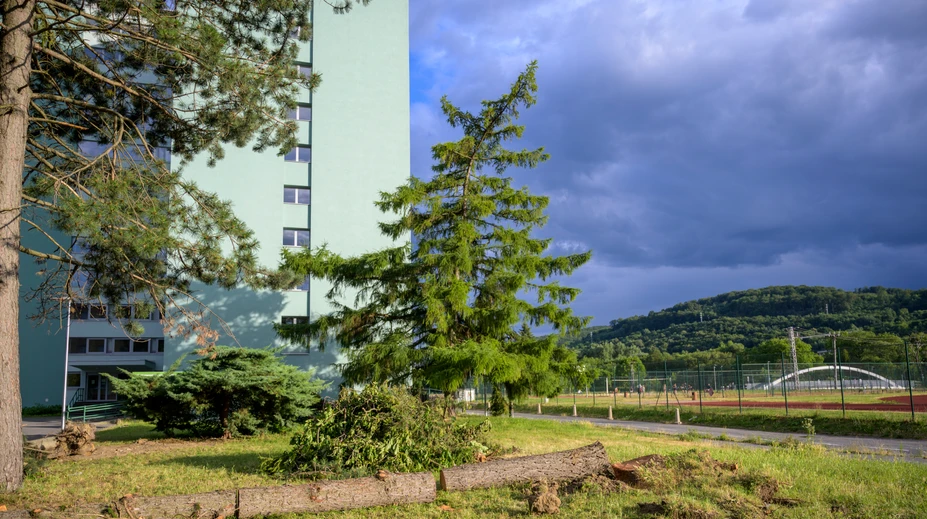 Studený front zrazí teploty, hrozí aj silný vietor. Do konca týždňa však opäť vystúpia nad tridsiatku