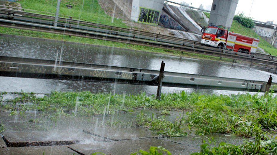 Problémový podjazd v Bratislave opäť zaplavila voda, bol neprejazdný