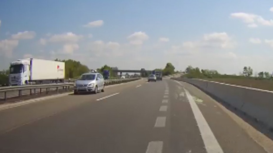 Vodič (83) sa na R1 pri Seredi rútil v protismere. Kvôli nemu sa zrazili tri autá