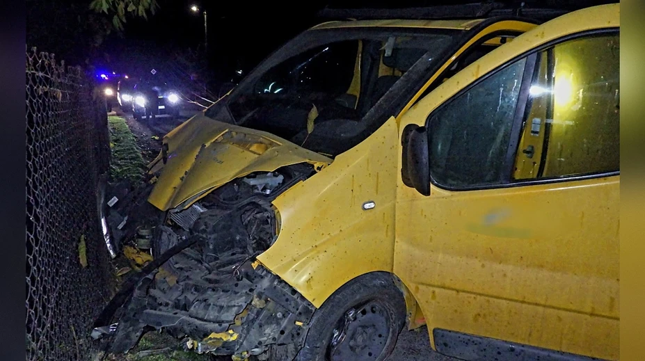 Chlapec (16) šoféroval opitý, bez vodičáku a bol v ukradnutom aute. Divoká jazda sa skončila nehodou