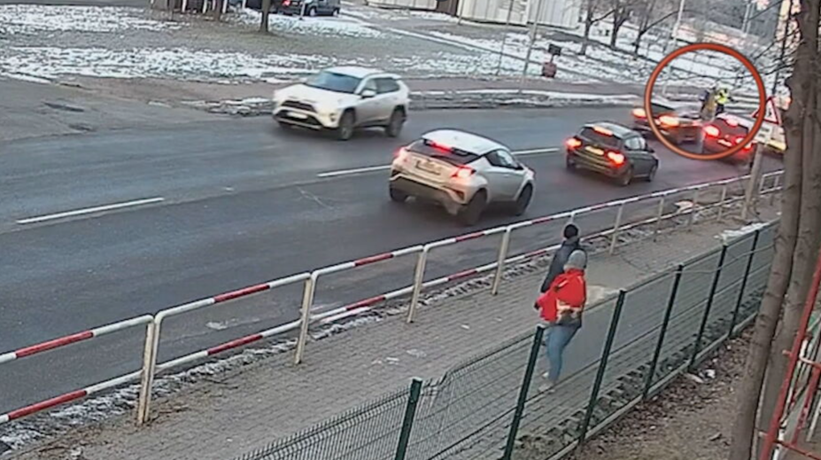 VIDEO: Centimetre od obrovskej tragédie. Mestský policajt v Nových Zámkoch zachránil deti pred rútiacim sa autom