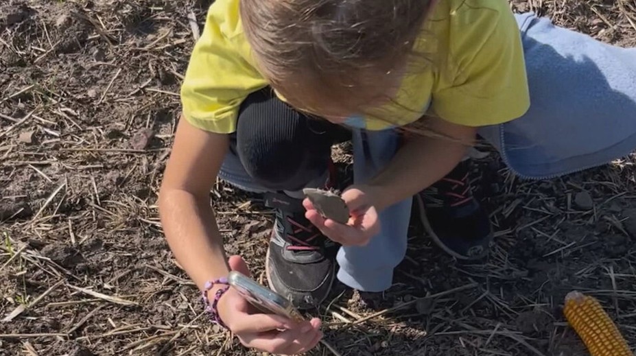 Počas prechádzky objavila niečo nečakané. Malej archeologičke vďaka pozornému oku neušla praveká vzácnosť