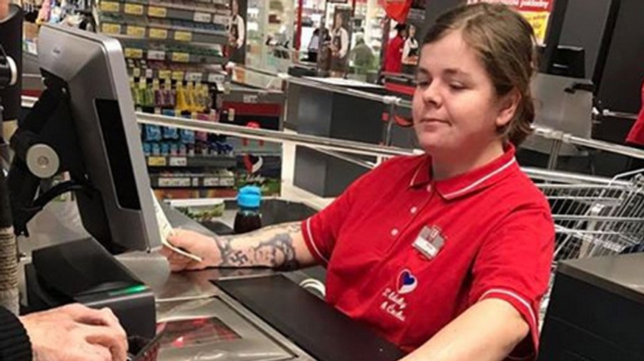 Pobúrení zákazníci Kauflandu. Pokladníčka predávala s hakovým krížom na ruke