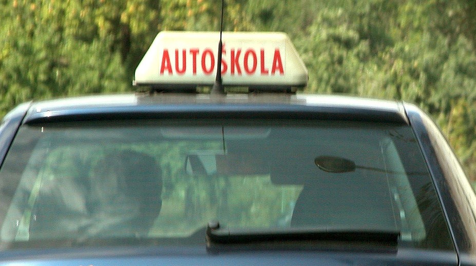 Do autoškoly sa už nedostane každý. Parlament schválil novú podmienku