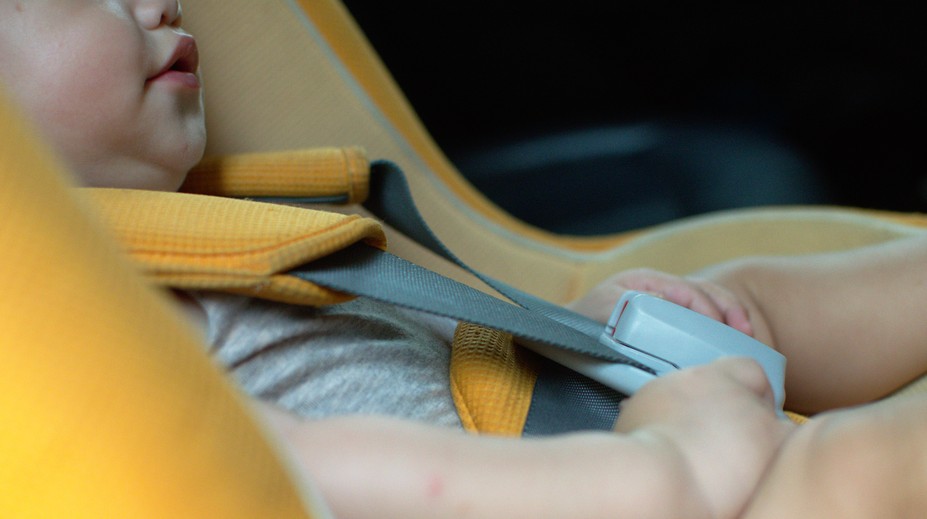 Otec zabudol cestou do práce odviezť dieťa do jaslí. Nechtiac ho nechal v aute, zomrelo na prehriate