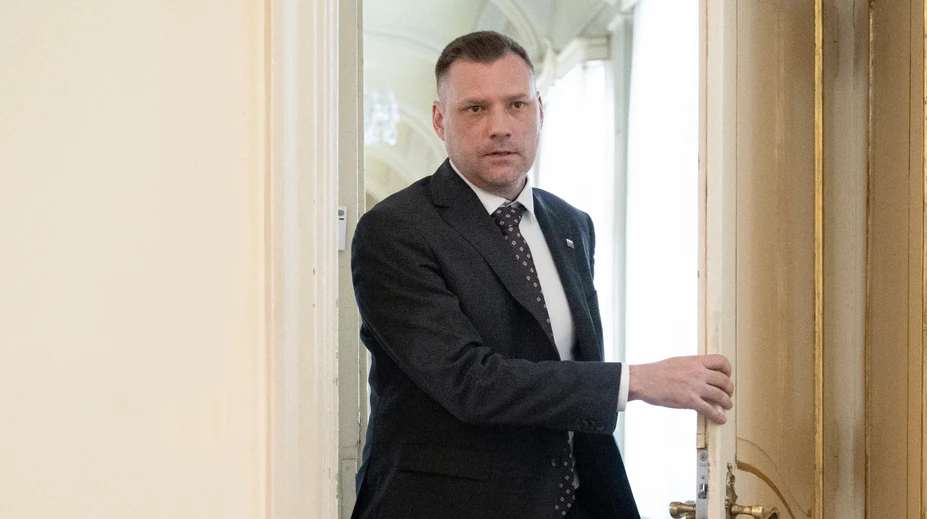 Tomáš Taraba má na krku políciu. Na strechu si dal maják, zaparkoval v zákaze a odišiel na omšu