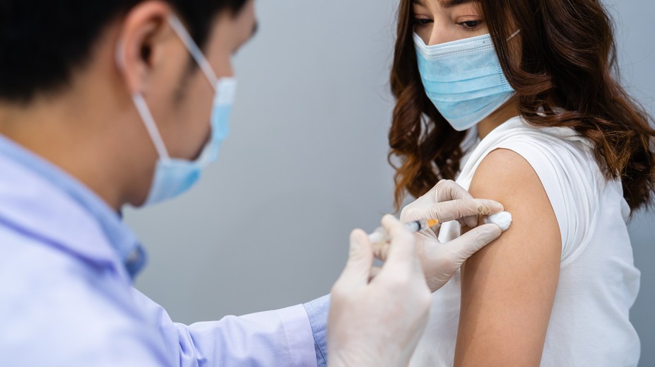 Trpeli ste po očkovaní proti covidu vedľajšími účinkami? Možno len šlo o nocebo efekt