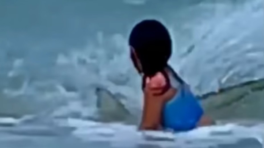 VIDEO: Žena nakrúcala dcéru vo vlnách. Dievča v skutočnosti utekalo pred žralokom