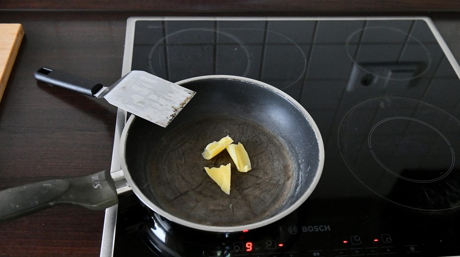 Nový test preveril rozšírený mýtus: Uvoľňujú teflónové panvice pri poškriabaní nebezpečné chemikálie?