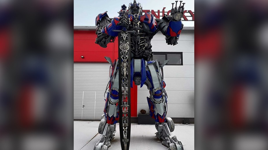 Šikovný zvárač z Humenného poskladal ďalšieho Transformera. Tento je však vyšší