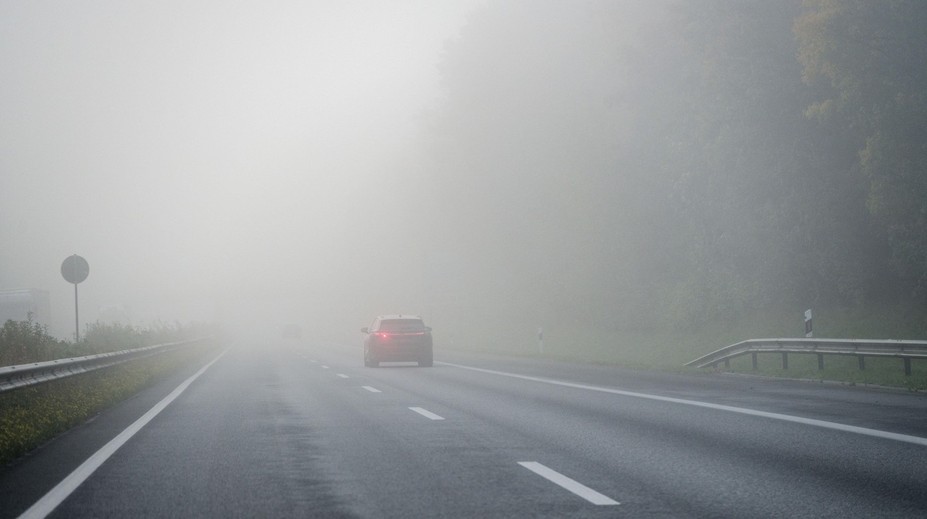 Viaceré časti Slovenska potrápi hmla. Hydrológovia vydali aj výstrahu pred povodňou