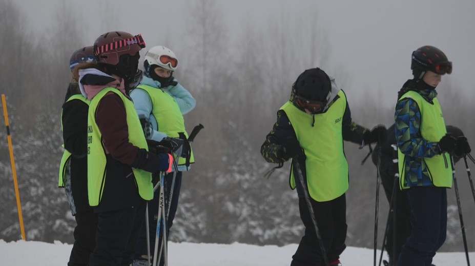 Štát prispeje vášmu dieťaťu na lyžiarsky kurz. Niektorí však musia doplácať aj stovky eur