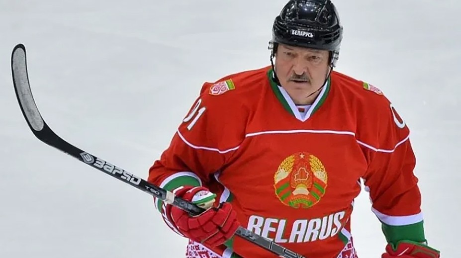 VIDEO: Pri gólovej strele bieloruského prezidenta sa akoby zastavil čas. Lukašenkova „žabka“ baví sociálne siete