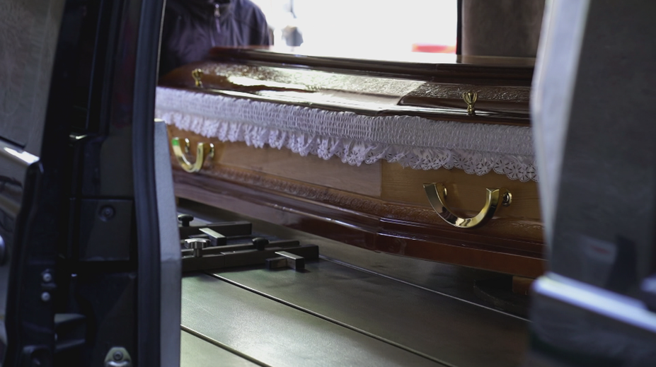 Opäť nestíhajú pochovávať. Príbuzní musia na pohreby čakať, problém je však inde ako naposledy