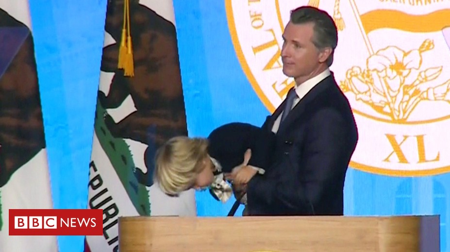 Iba 2-ročný syn zatienil svojho otca, guvernéra Kalifornie. Video je hitom na internete