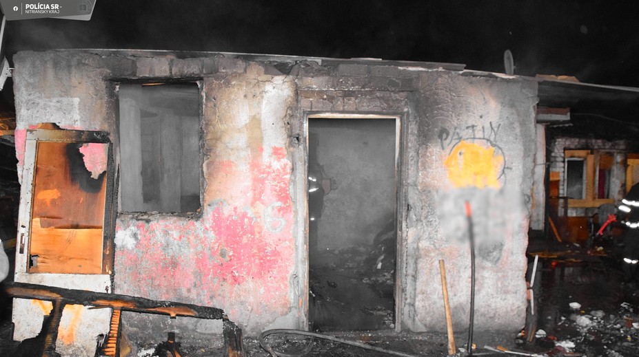 Nemali šancu ujsť. Oheň, ktorý pri Leviciach usmrtil matku a jej tri dcéry (†4, †6, †8), sa zrejme rozšíril z piecky