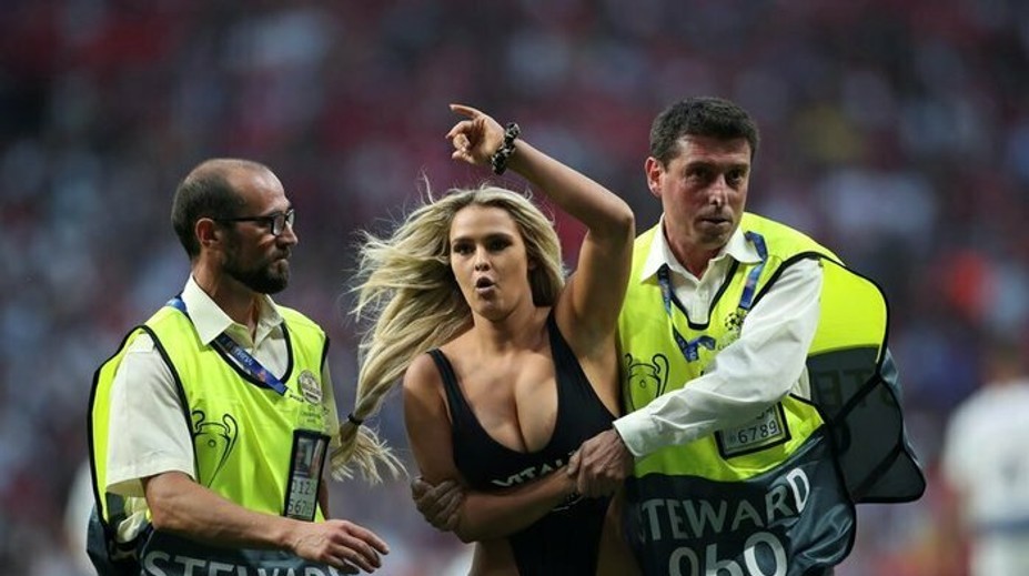 Pamätáte si na narušiteľku finále LM? Zvodná blondínka mala ďalší diabolský plán