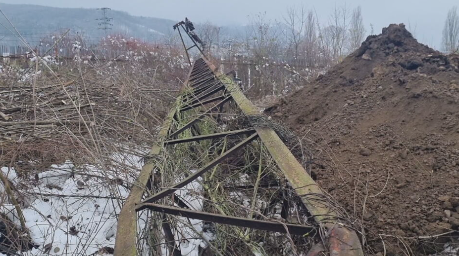 Káble potrhal pri páde zhrdzavený stožiar. Vo Zvolene porucha s dodávkou elektriny pár dní potrvá
