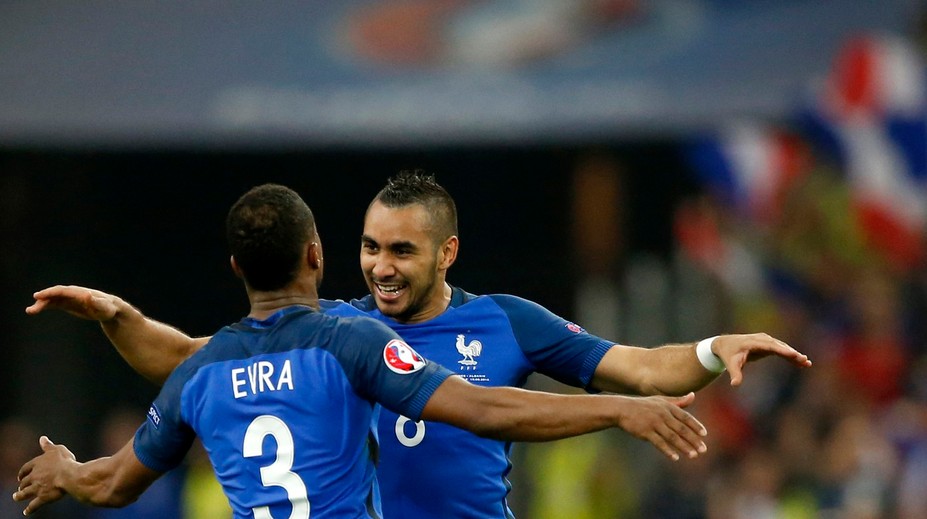 Vraj ju nútil piť vlastný moč. Je to choré monštrum, obviňuje hviezdneho futbalistu jeho milenka